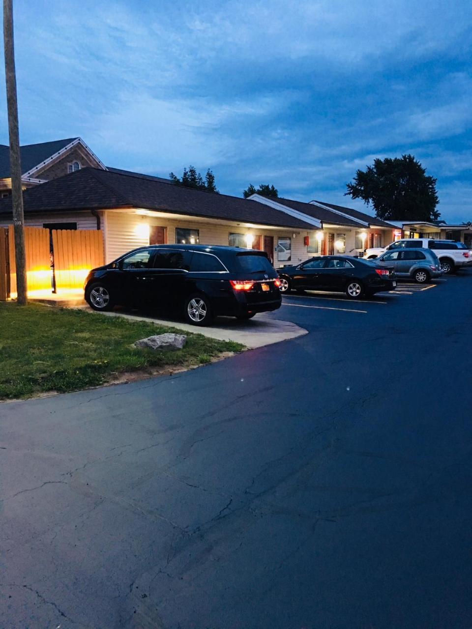 Budget Inn Williamsville Exterior photo